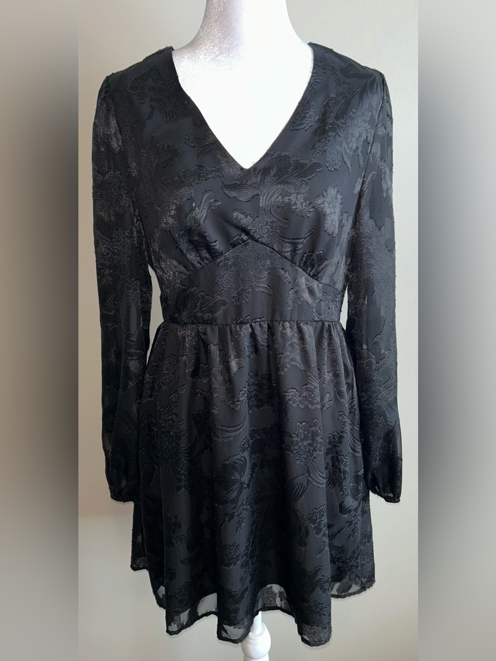 Women’s Black Textured V-Neck Long Sleeve Dress